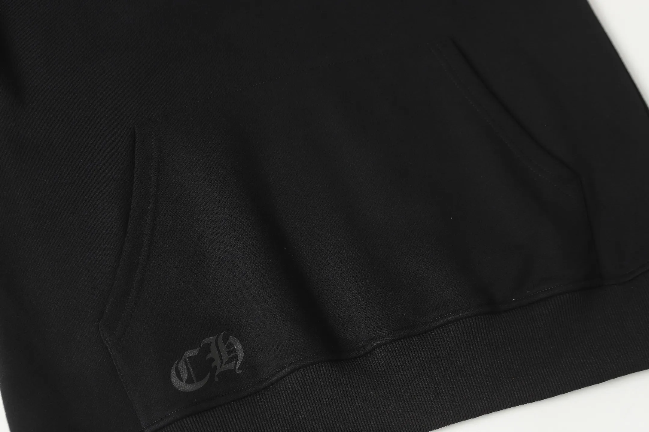 P240 3124 cross-border running quantity model. If you are pursuing quality, please do not place an order. -Chrome Hearts/Chrome Hearts colorful Sanskrit printed hooded sweatshirt -High weight, high density and high quality. The wool is soft, delicate and skin-friendly. It feels soft and silky. It has excellent warmth and skin-friendly properties. -Size: S M L XL